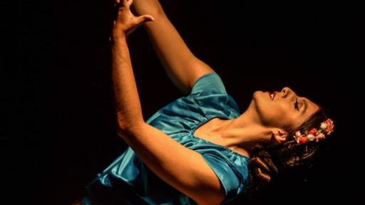 La artista bogotana transforma el concierto en una experiencia sensorial donde voz, movimiento y ritual dialogan, inspirada en su investigación artística llamada Cuerpo Fónico.