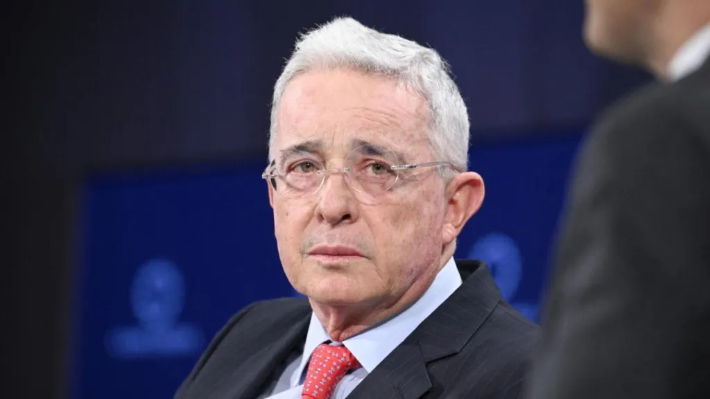 Cadena y Salazar guardan silencio en juicio contra Uribe 