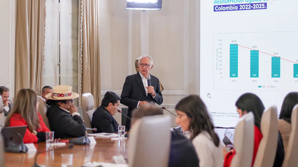 Petro defiende sistema de salud y destaca reducción de mortalidad infantil