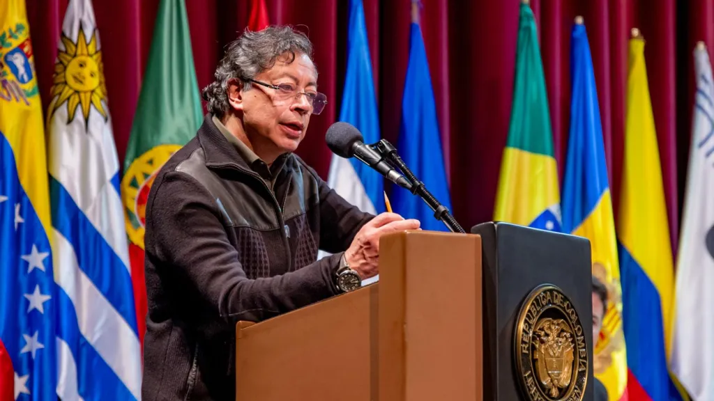 El primer mandatario aseguró que esos recursos fueron destinados a atender la crisis climática en las poblaciones vulnerables del Caribe. Además, volvió a cuestionó las altas tasas de interés. 