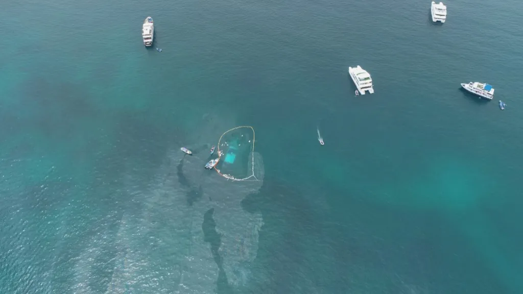 Derrame de diésel en islas Galápagos tras naufragio de un barco