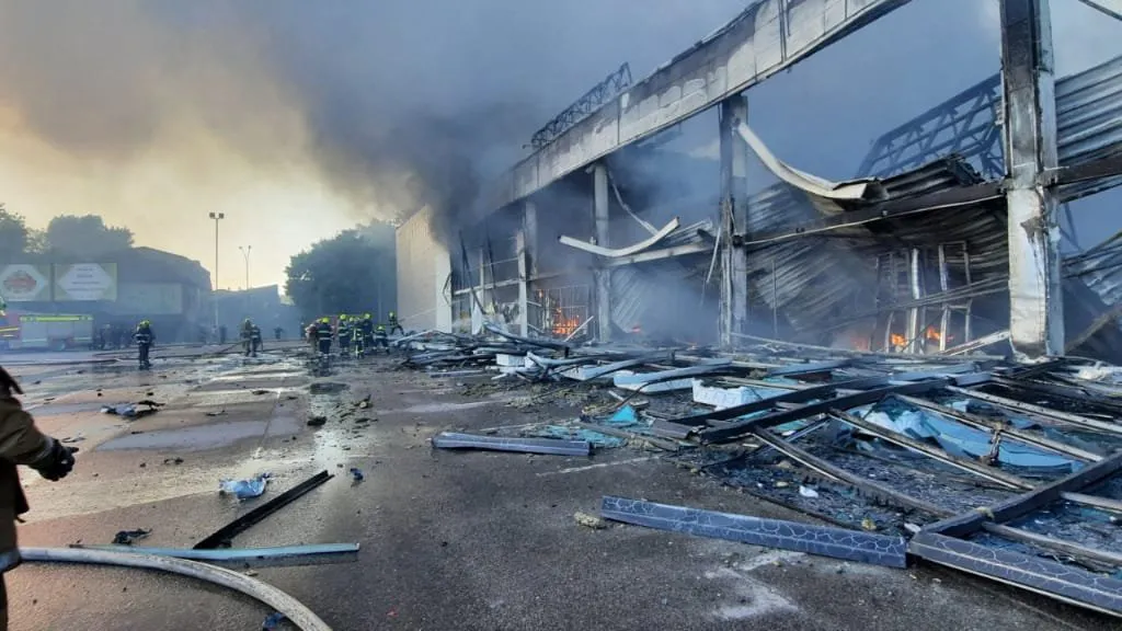 Al menos 10 muertos deja un ataque ruso a un centro comercial en Ucrania