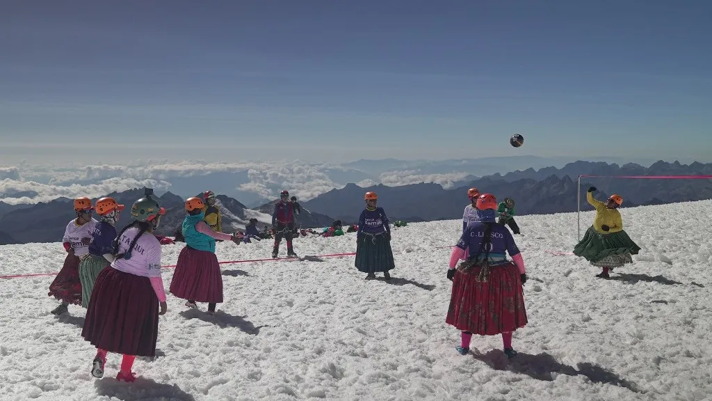 Mujeres originarias bolivianas escalan los Andes