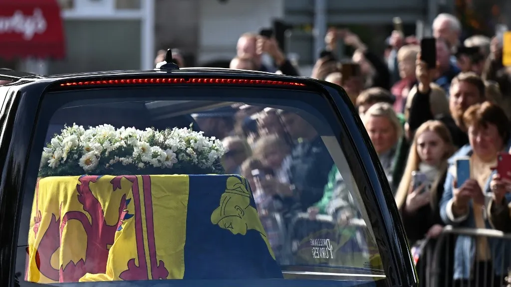 El féretro de Isabel II emprende en Escocia su último viaje