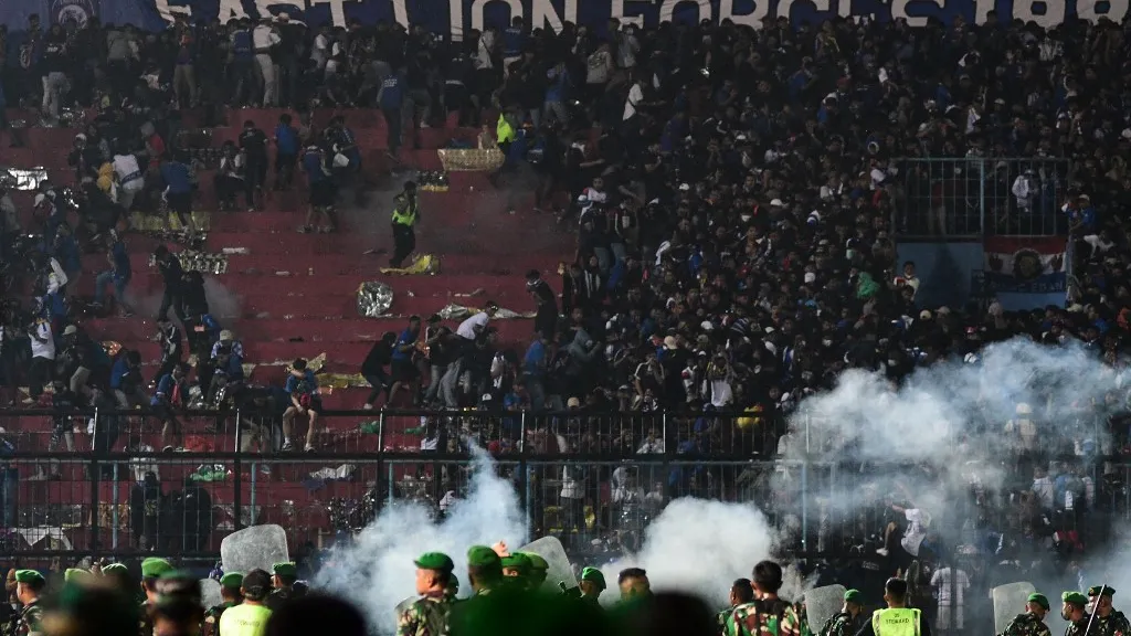 Estampida en estadio de fútbol de Indonesia | número de víctimas