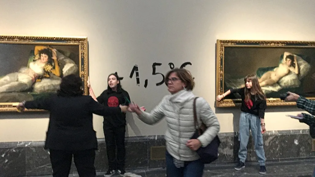 Activistas pegan sus manos al marco de pinturas de Goya en Madrid