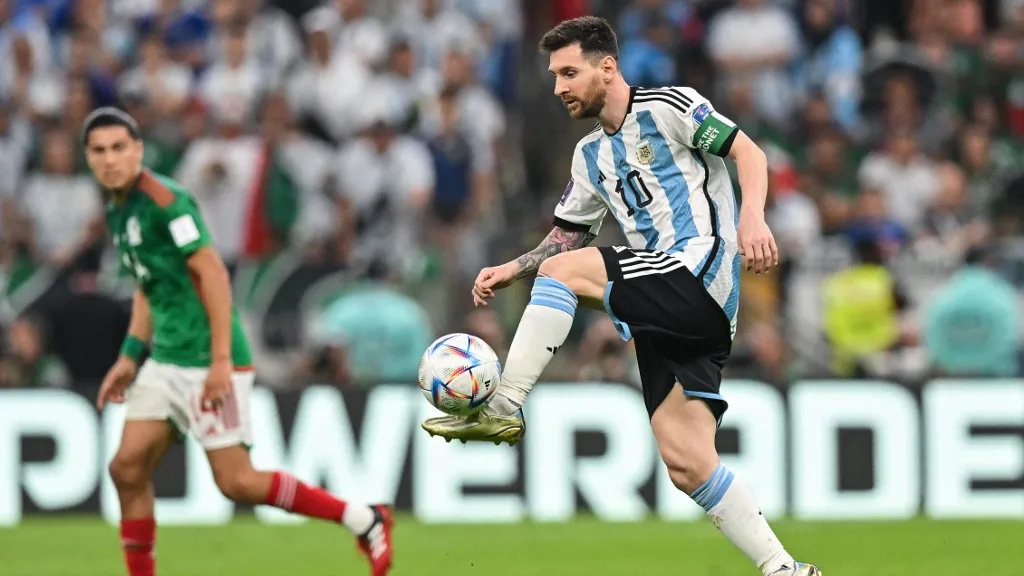 Con dos goles, Argentina venció a México y sigue viva en el Mundial