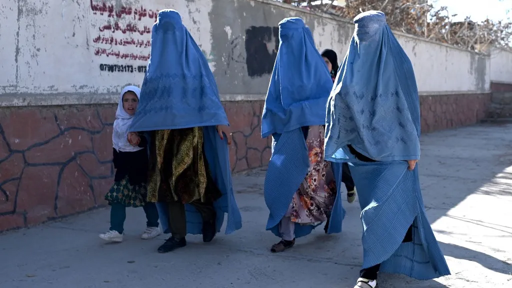 Mujeres afganas: situación en Kabul, prohibiciones y protestas 