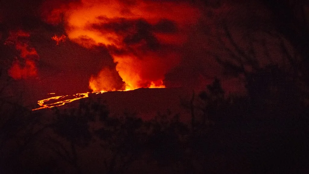 El volcán más grande del mundo entra en erupción en Hawái