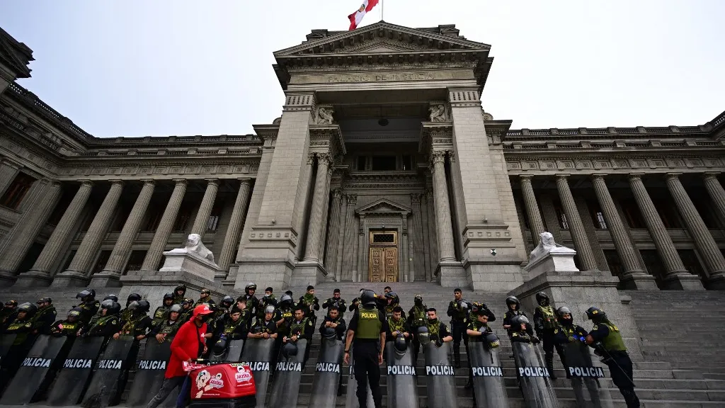 Justicia de Perú mantiene preso a Castillo