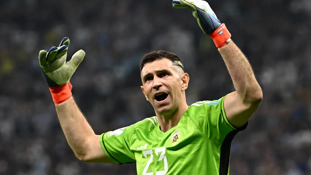 'Dibu' Martínez, la polémica estrella del tercer triunfo mundialista de Argentina