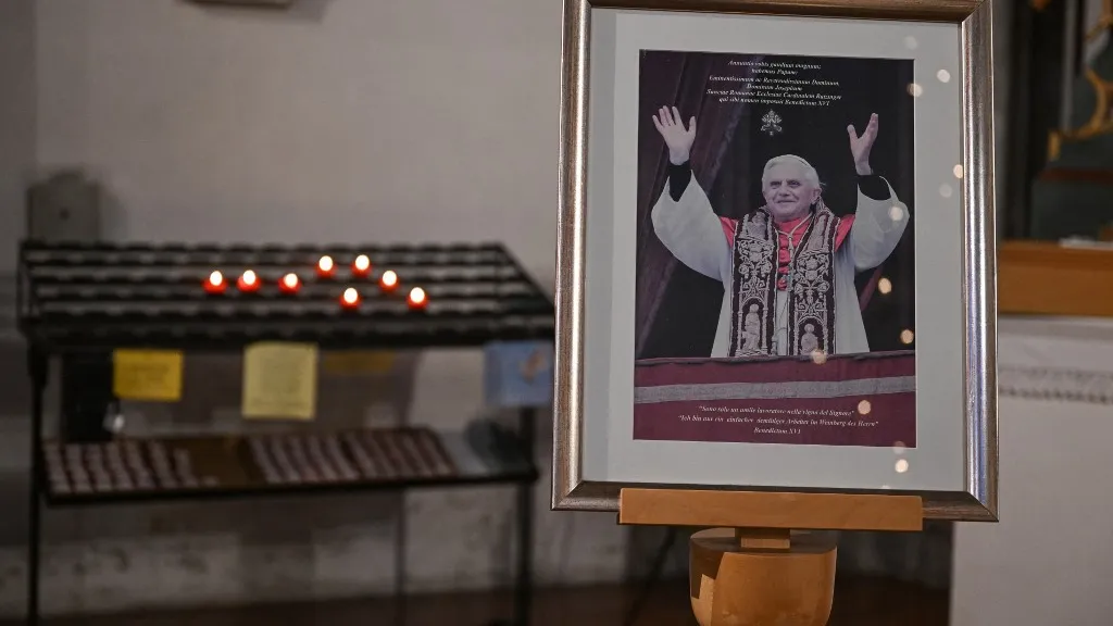 Papa Francisco pide orar por Benedicto XVI, que "está muy enfermo"