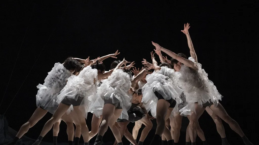 Ballet japonés K-BALLET: desechos de plástico para crear su vestuario