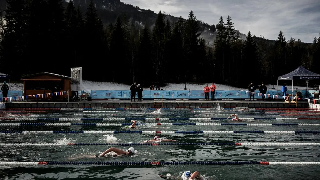 Mundial de natación en agua helada en Los Alpes franceses