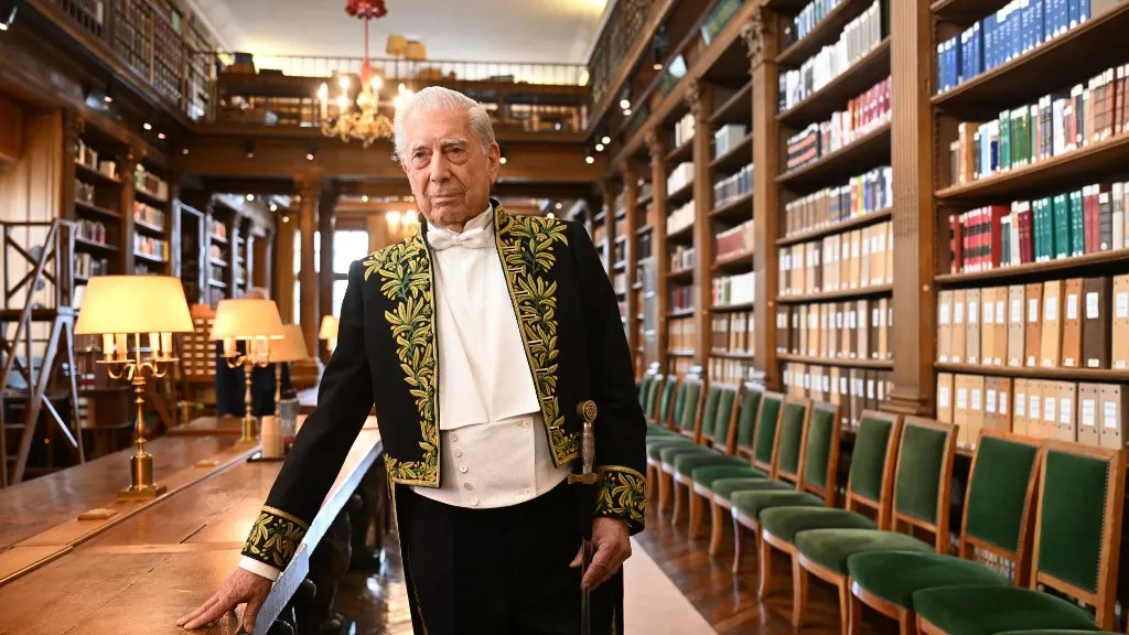 Mario Vargas Llosa entra en la Academia Francesa