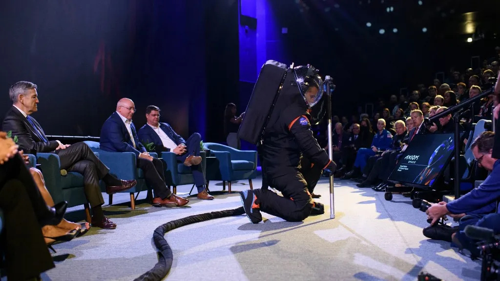 Nuevo traje espacial de la NASA para misiones a la Luna