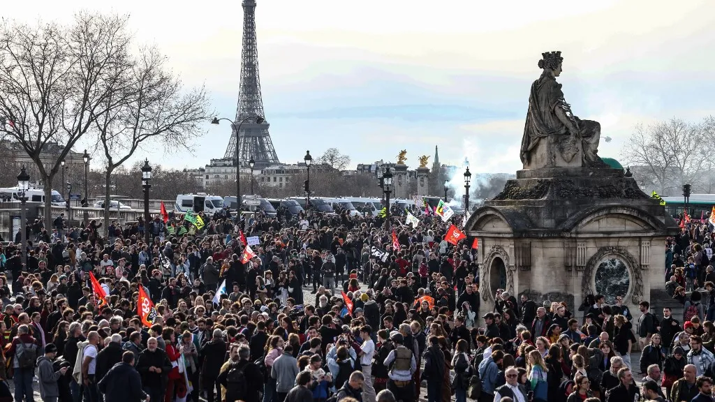 Protestas en Francia por adopción de reforma a las pensiones