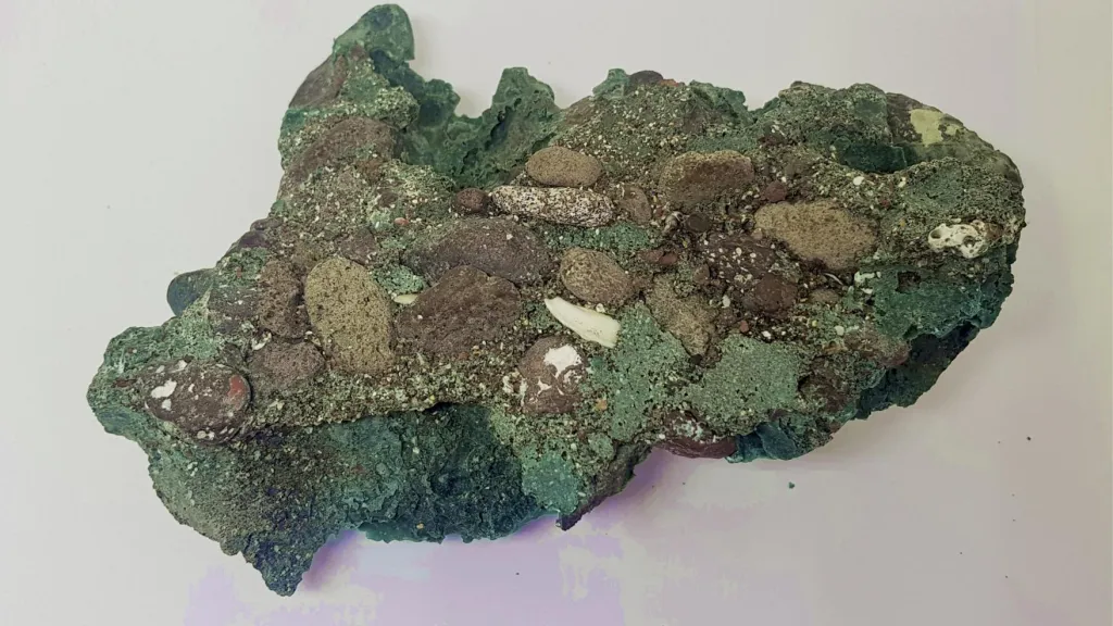 Rocas de plástico: hallazgo en una isla remota de Brasil