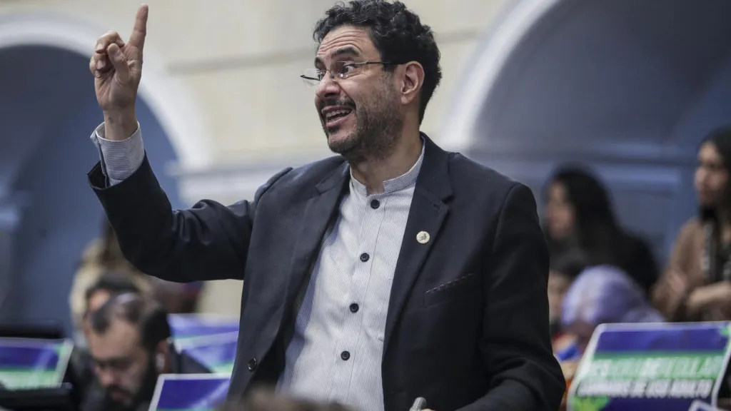 Iván Cepeda pide imputación de cargos a exparamilitares en caso Uribe