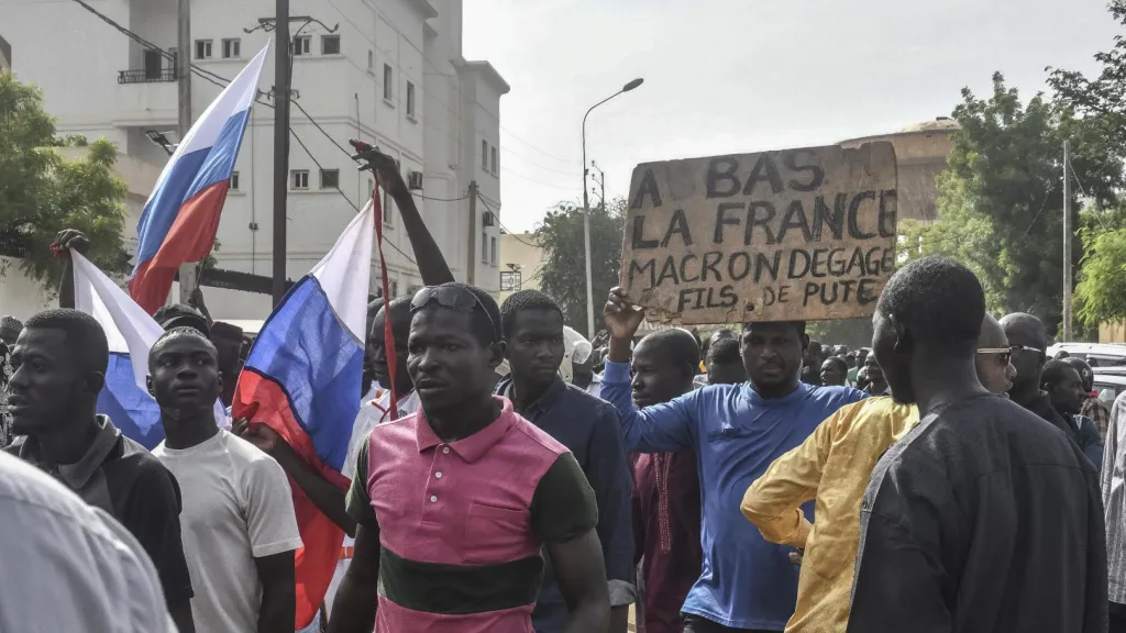 Golpe de Estado en Níger: ciudadanos protestan frente a embajada de Francia