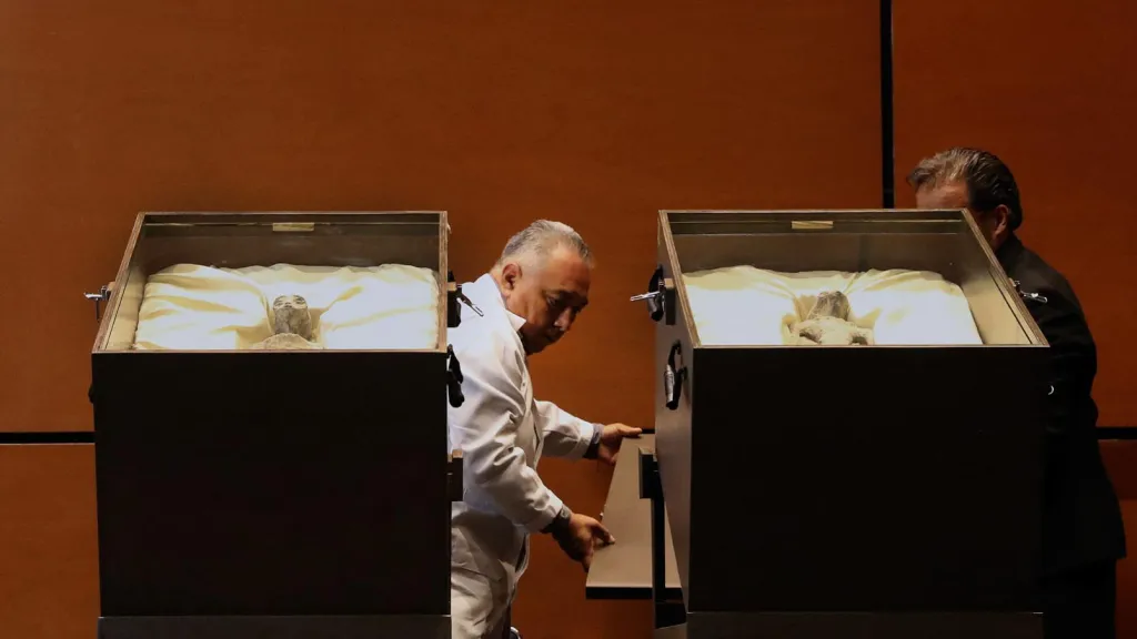 Exhiben supuestos cuerpos de extraterrestres en el Congreso de México