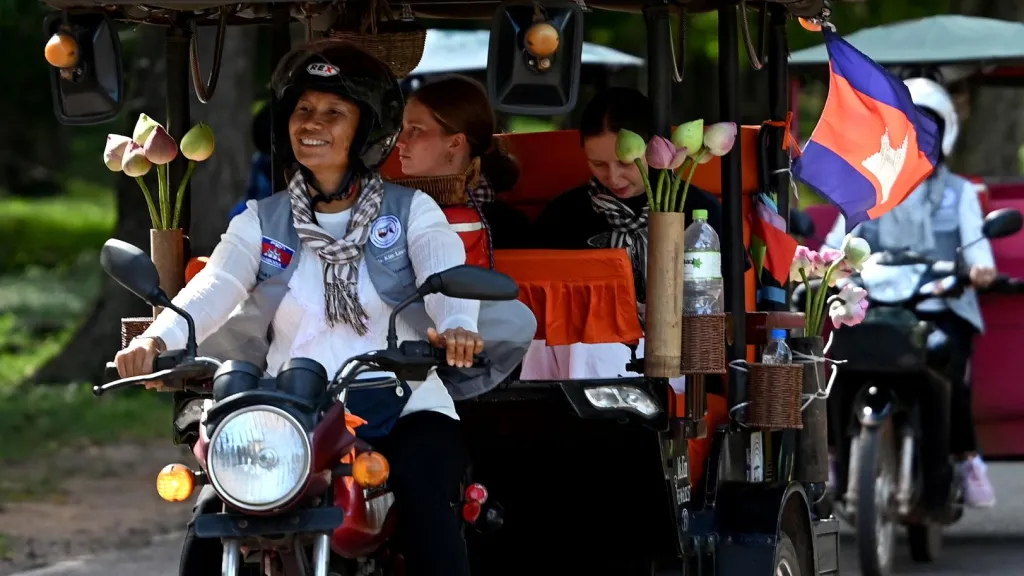 Camboya: conductoras de tuk tuk luchan contra la discriminación 