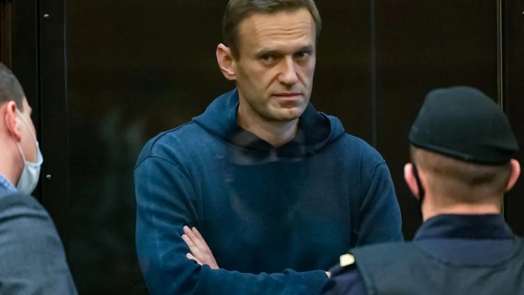 Alexéi Navalni murió en la cárcel, indicó el Kremlin este viernes 