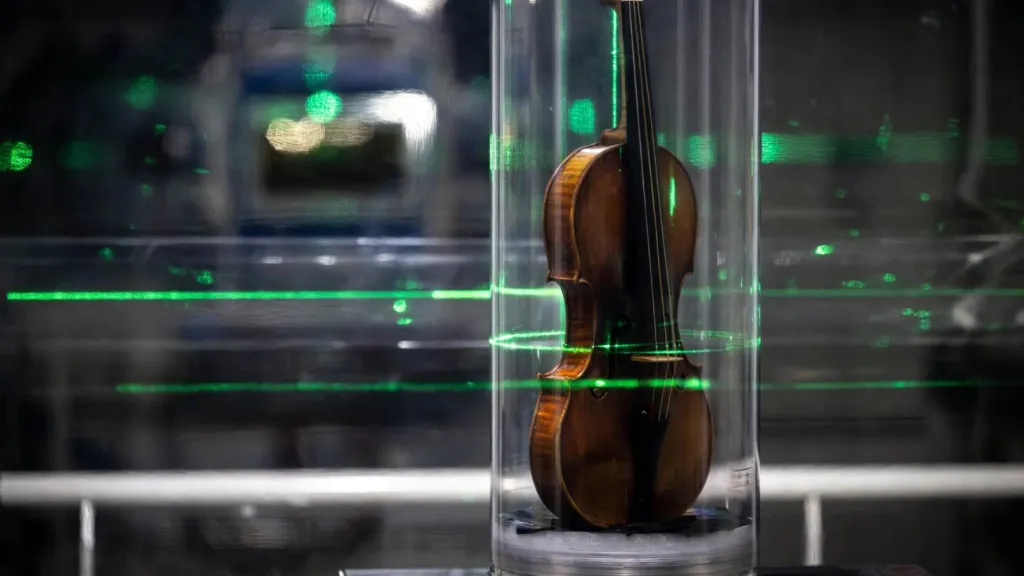 ¿Cómo es por dentro un violín de Niccolò Paganini?