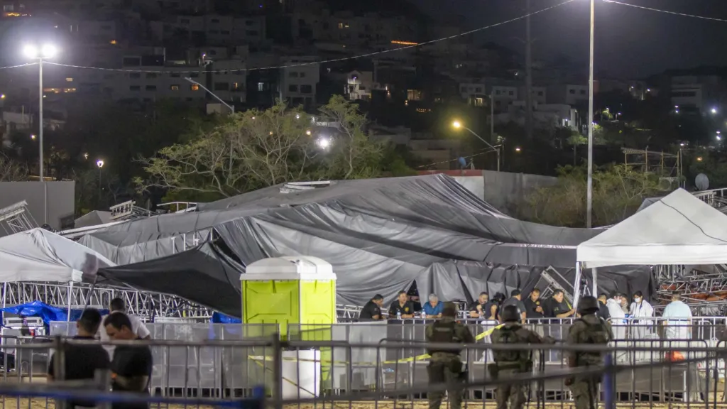 Tarima se desploma México: cifra muertos y heridos