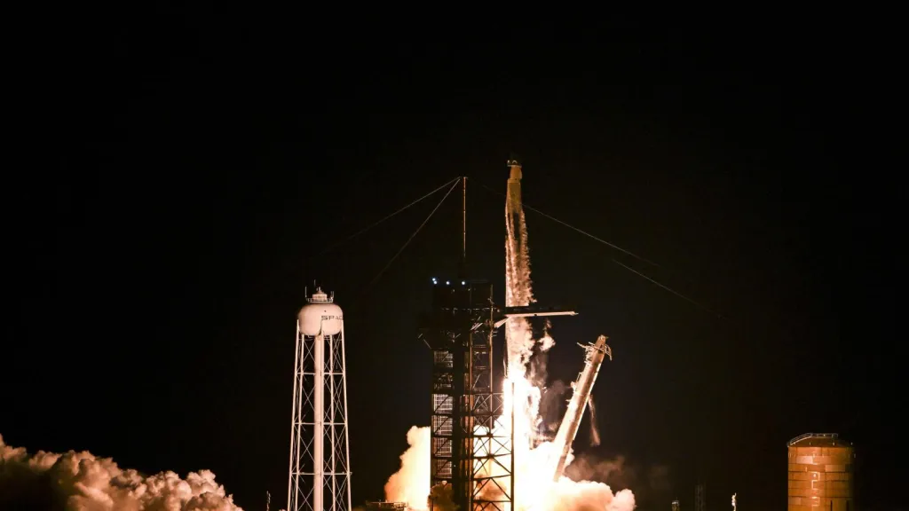 Misión SpaceX primer paseo espacial inicia sin problemas