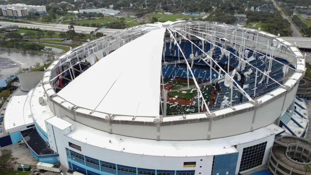 Huracán Milton: Techo arrancado estadio beisbol Estados Unidos