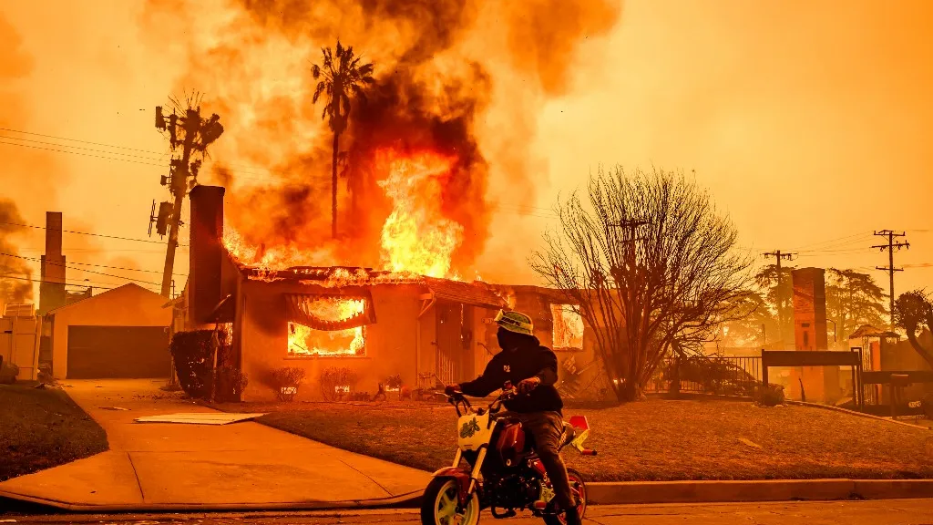 Incendio en suburbios de Los Ángeles, California.