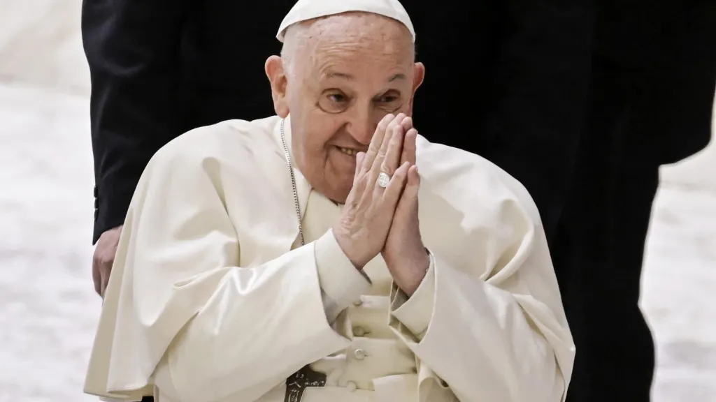El papa Francisco sigue en estado crítico