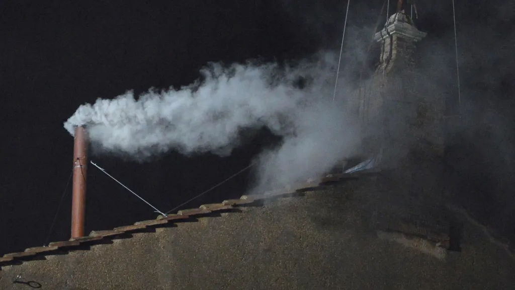 Por qué sale humo blanco para escoger al nuevo papa