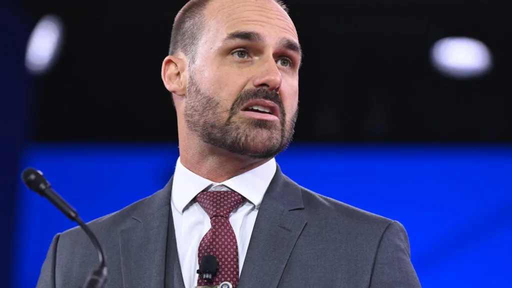 Eduardo Bolsonaro imputado en Brasil por coacción
