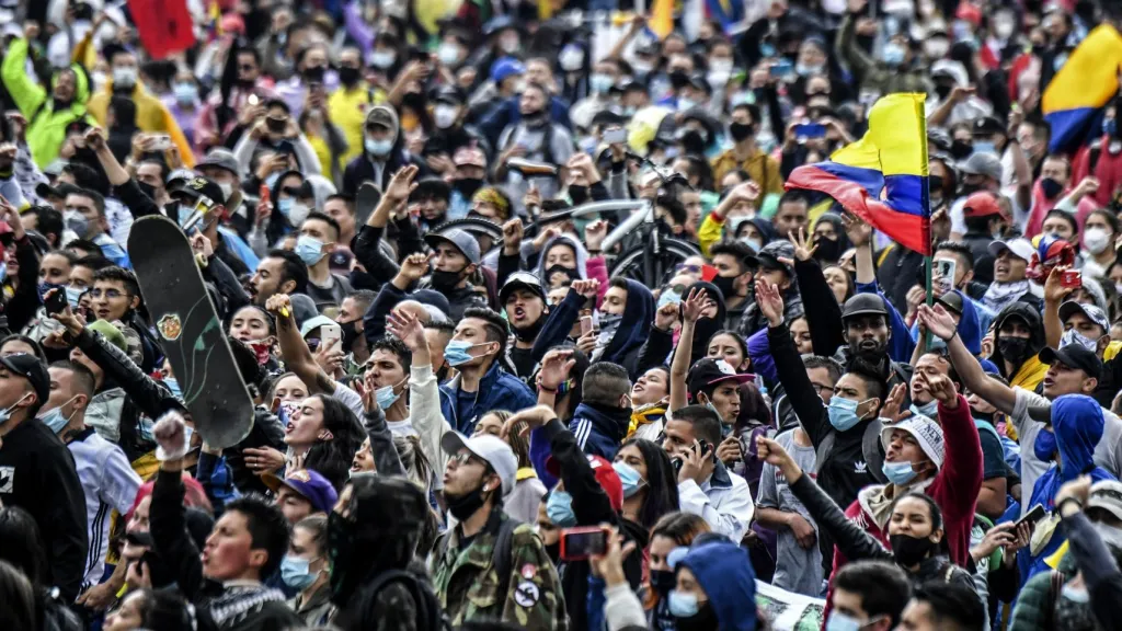 Jóvenes de Colombia: problemas que enfrentan en educación, empleo, políticas