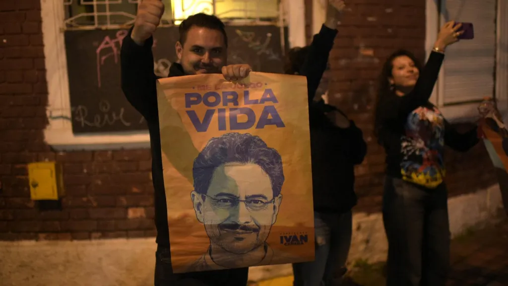 Iván Cepeda lidera votación en Bogotá