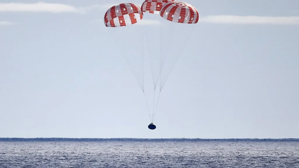 Cápsula Orión de la NASA ameriza tras viaje alrededor de la Luna