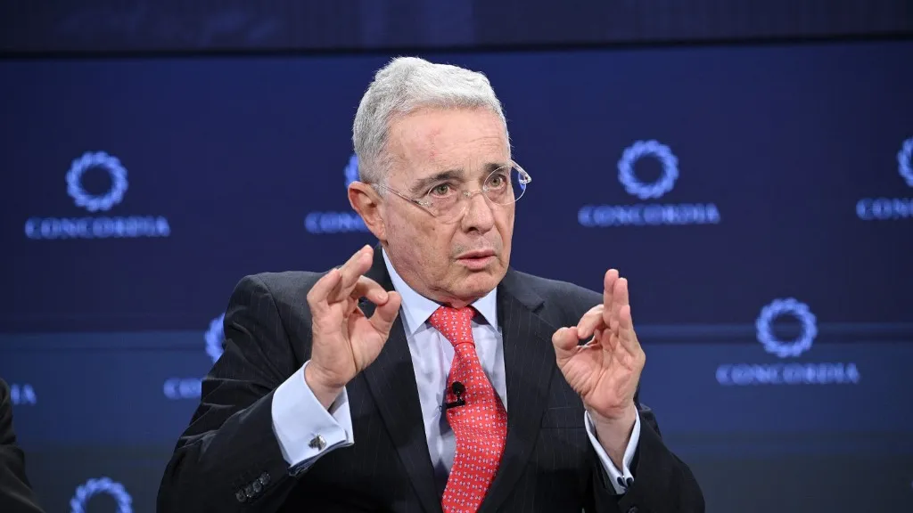 Álvaro Uribe pide que precluya investigación en su contra