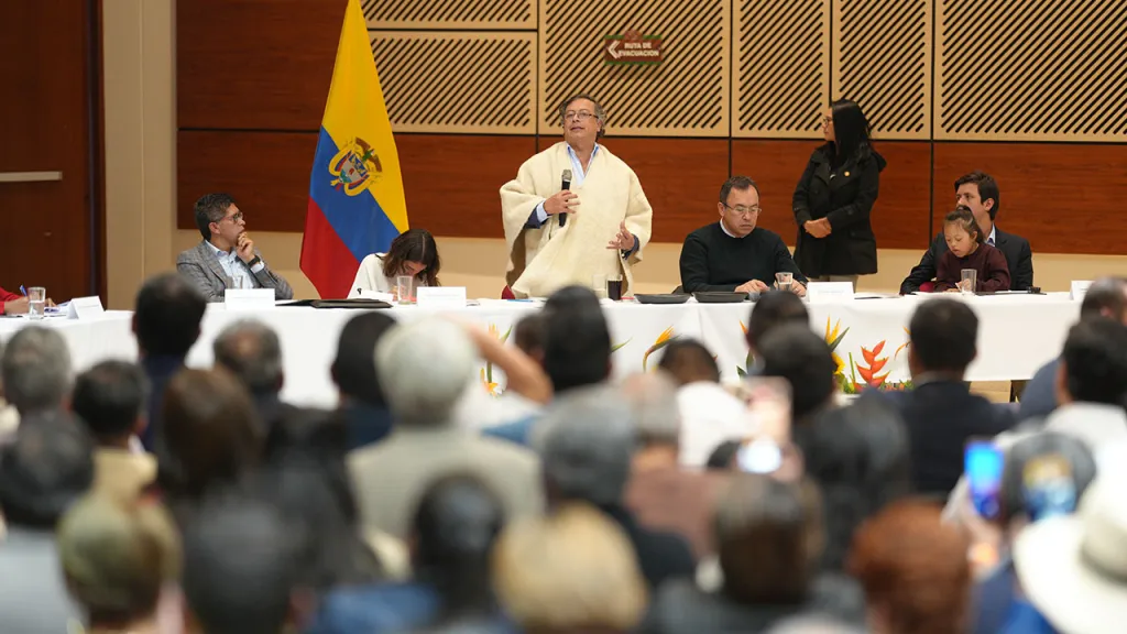 Petro asumirá la administración de los servicios públicos del país