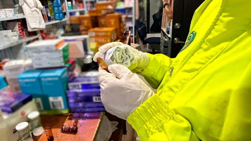Las autoridades hallaron fármacos sin registro sanitario, productos de uso institucional y medicinas ingresadas ilegalmente al país. El valor de lo incautado supera los $3.459 millones.