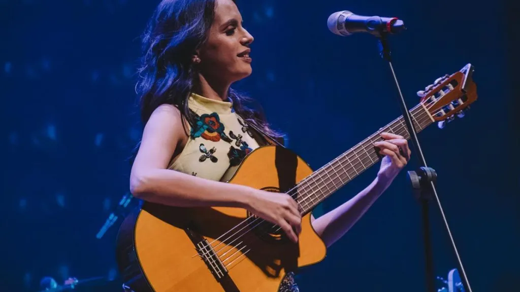 La promoción del más reciente sencillo de la cantante bumanguesa María Cristina Plata sugiere no abrir la caja que contiene, como regalo, este vals ranchero.