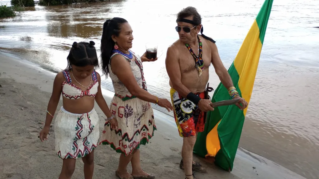 El adulto mayor que cruza el río Putumayo atado de manos 