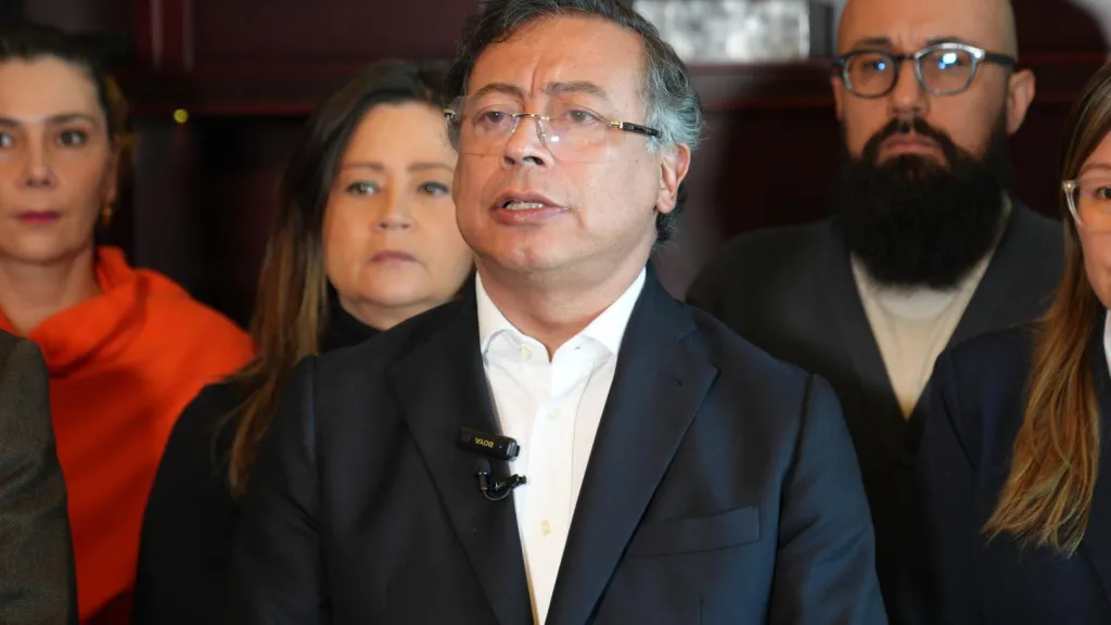 Petro ordena intervenir centros educativos tomados por criminales