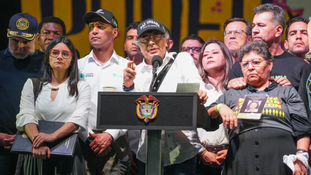 Beneficios jurídicos a bandas en Medellín a cambio de cesar violencia: propuesta Petro