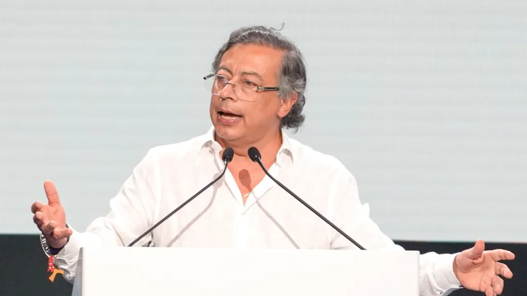 Petro denuncia evasión fiscal de megarricos y propone nueva ley de financiamiento en Colombia