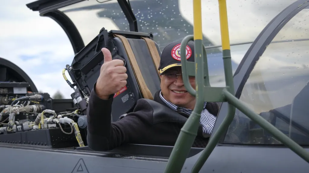Petro anuncia compra de aviones Gripen y armamento a múltiples países en F-AIR 2025