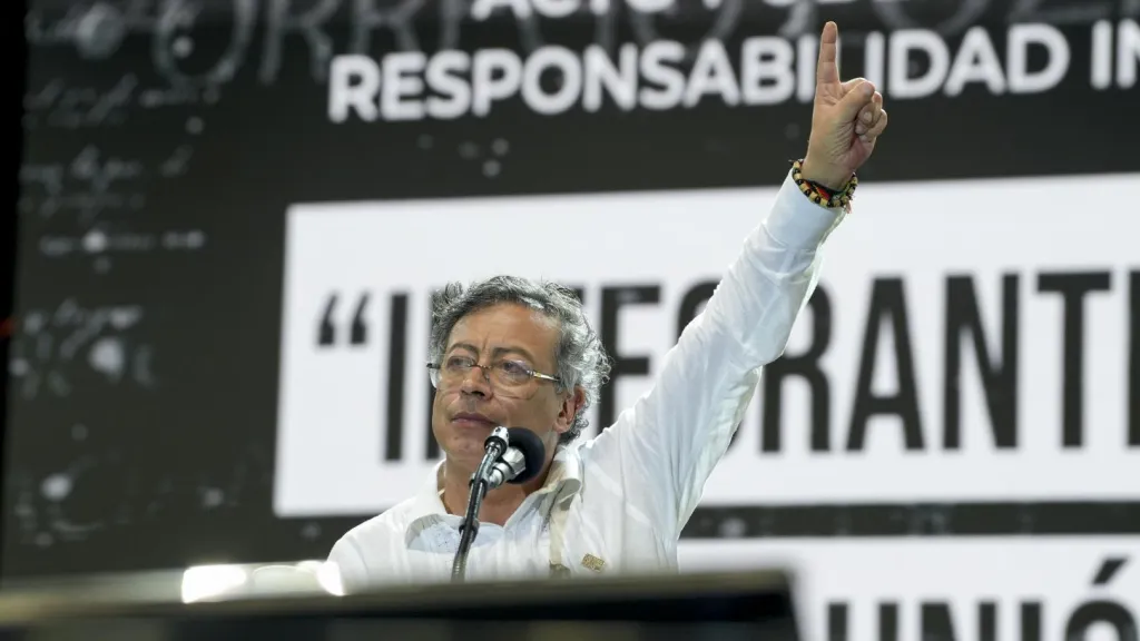 Petro acusa a congresistas de conspirar en Miami contra su gobierno