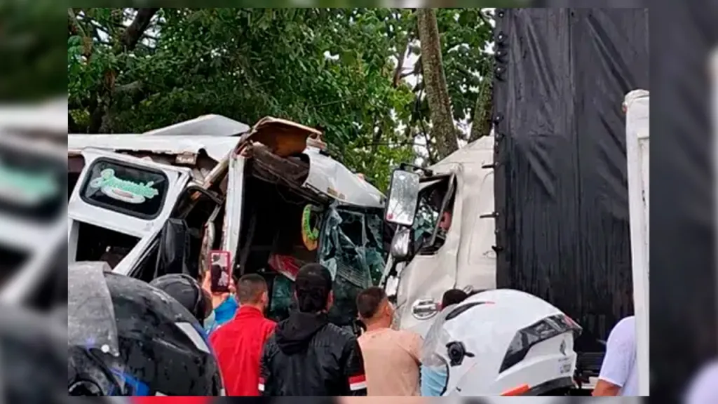 Accidente Chicoral El Espinal entre una buseta y un camión de carga en Tolima.