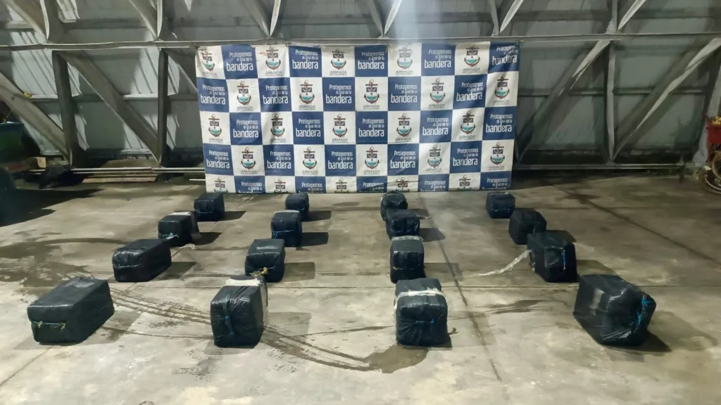 Armada intercepta lancha con 413 kg de cocaína
